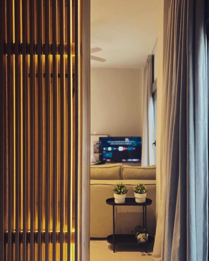 Luxurious Wooden Detail Flat In City Center Chalkís Exteriér fotografie